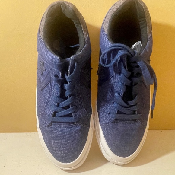 Converse. Mens. 9.5. Blue. Almost Denim-like. Awesome.
Very clean. 99% new. - Picture 4 of 7